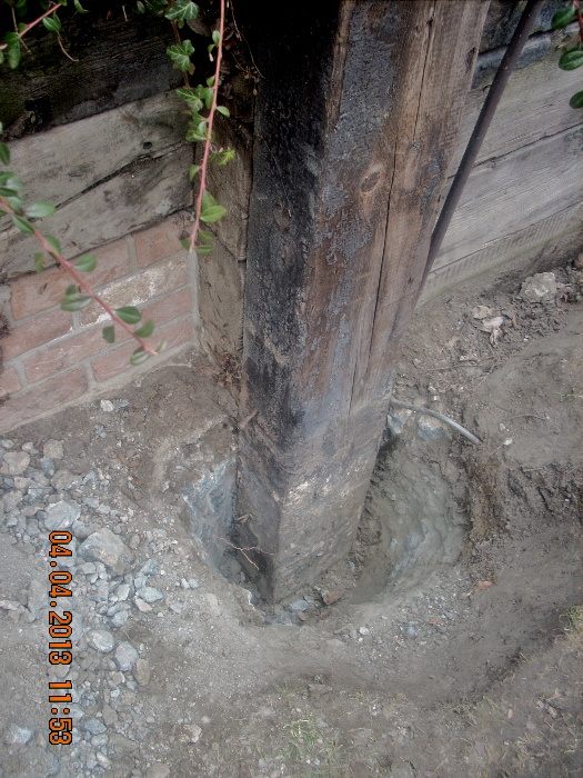 Podolí - palisády z dubových trámů 022