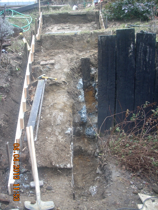 Podolí - palisády z dubových trámů 024